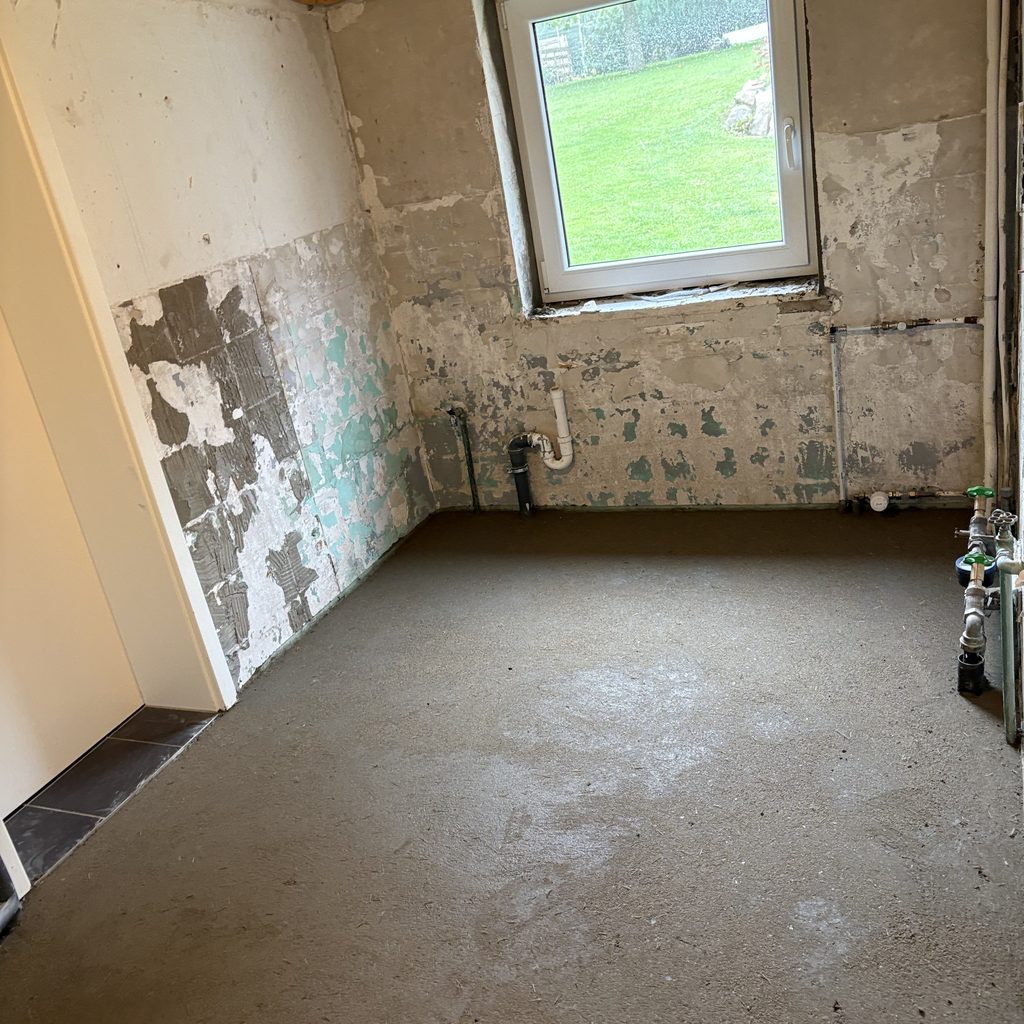 Raum im Innenausbau mit fertig abgezogenem Estrich