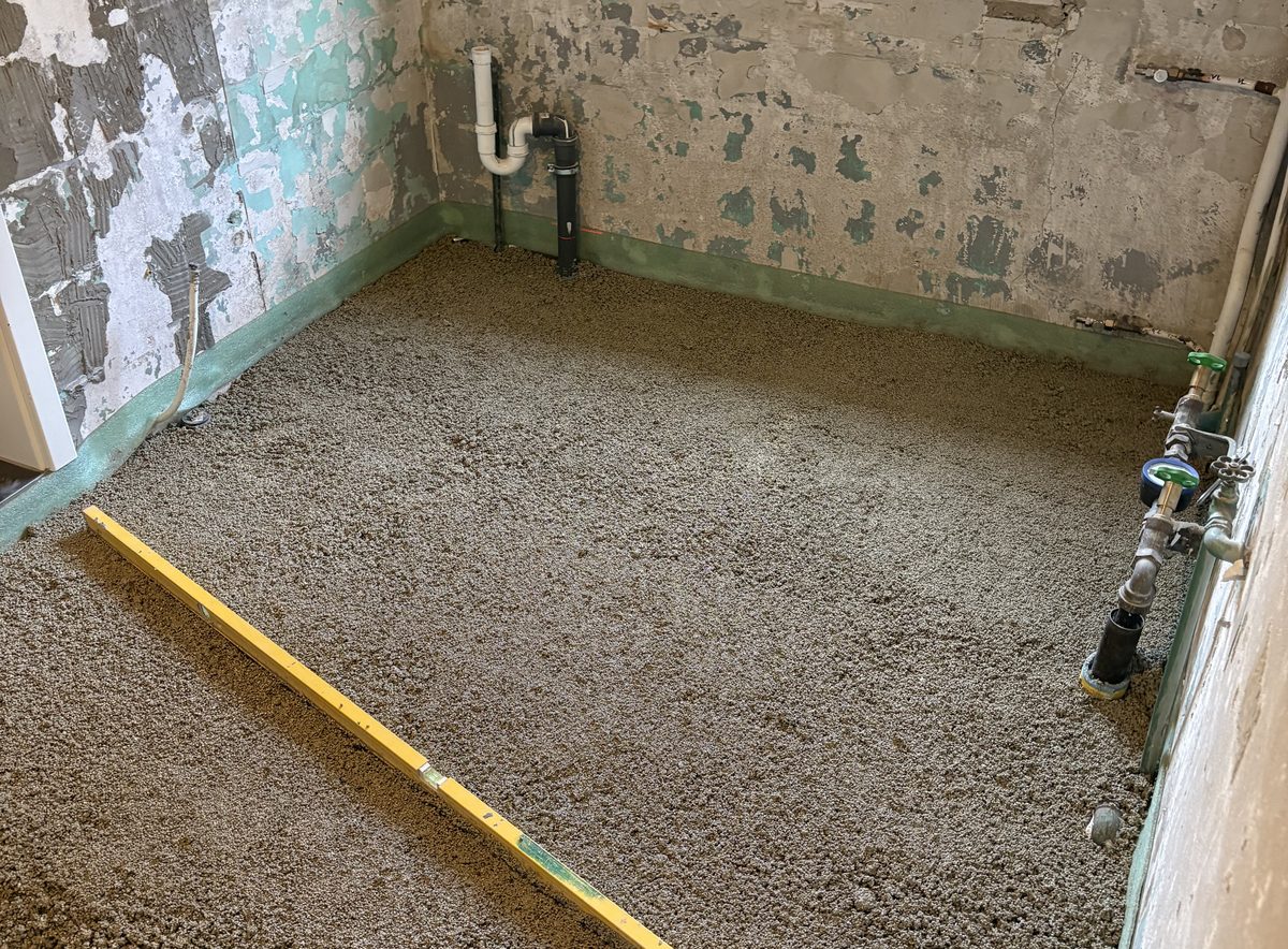 Verlegte Leitungen im Bodenaufbau, vor dem Estrich