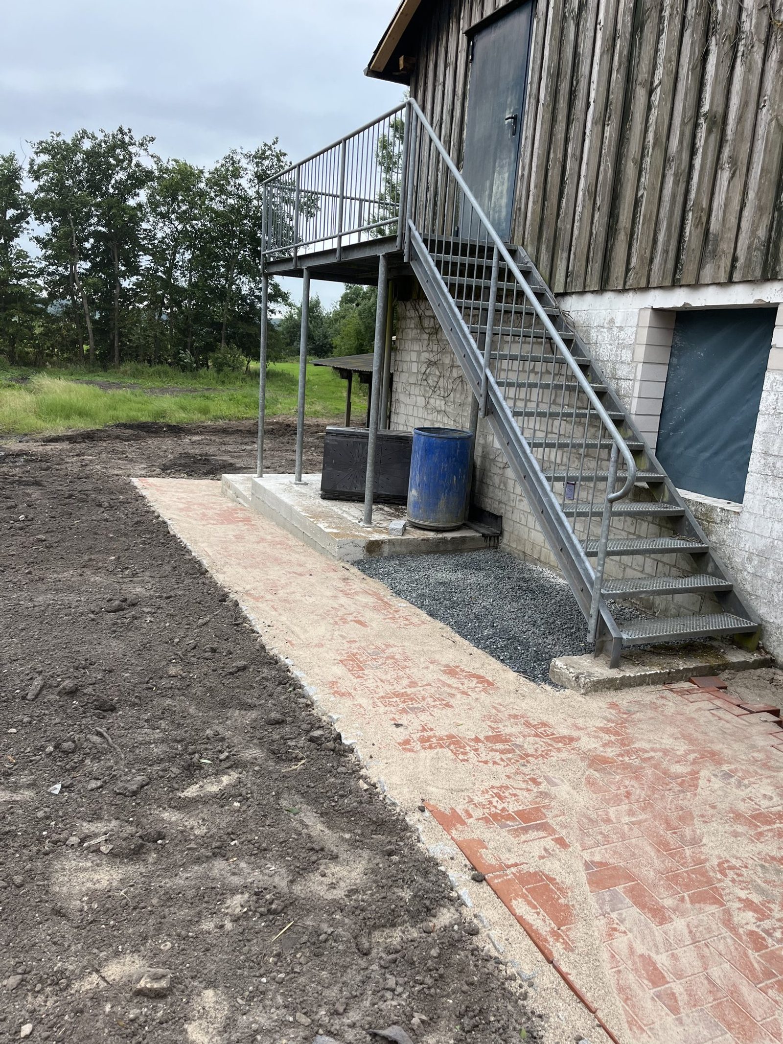 Gepflasterter Weg mit Stufenanlage an der Außentreppe